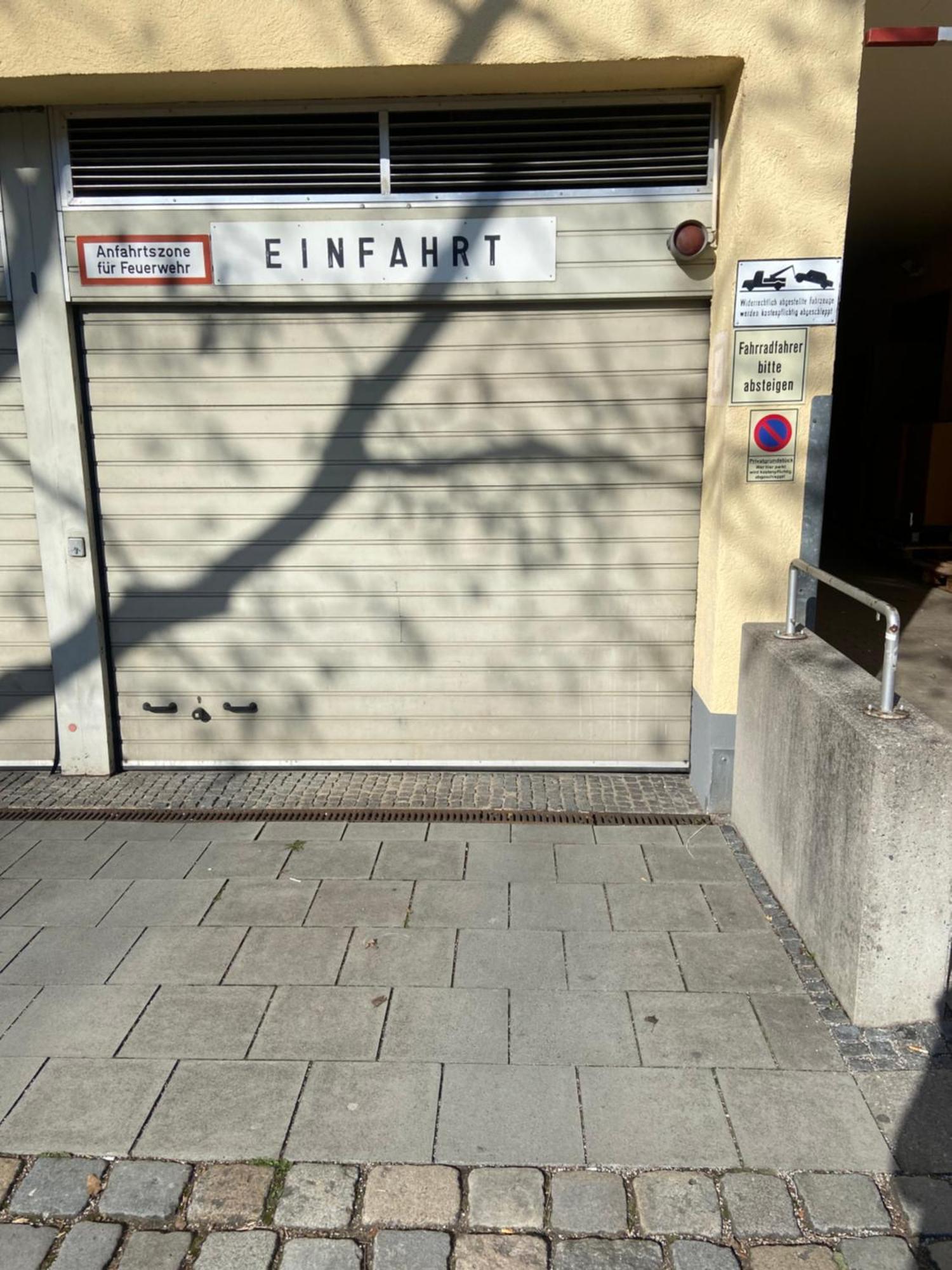 Wohnung Mit Garagenparkplatz An U-Bahnstation Munich Exterior photo